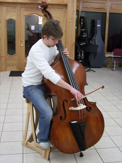 コントラバススタンド (K.C.Strings) The Bass Stand/Stool – K.C. Strings